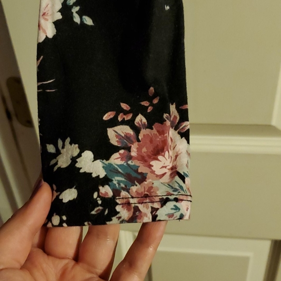 🌺2/$25🌺 Black Floral Crop Top Zipper Accents - Picture 3 of 7